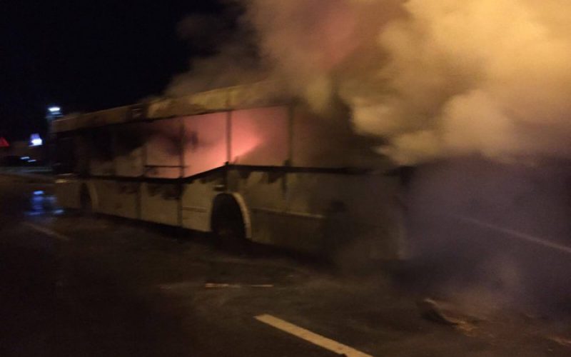 Kiégett egy munkásbusz az éjjel