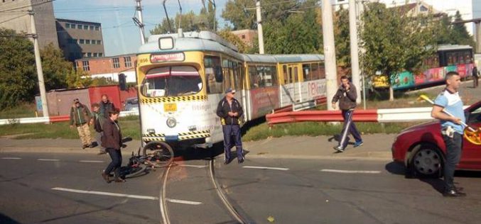 Biciklist ütött el a villamos a kerékpárúton