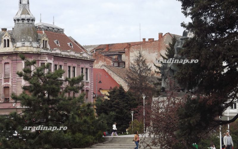 Beleásnak a Szabadság-térbe: eltűnik a katonai emlékmű