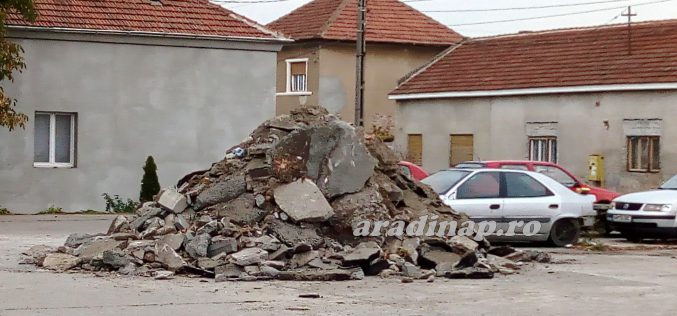 Köztéren tárolják a betontörmeléket