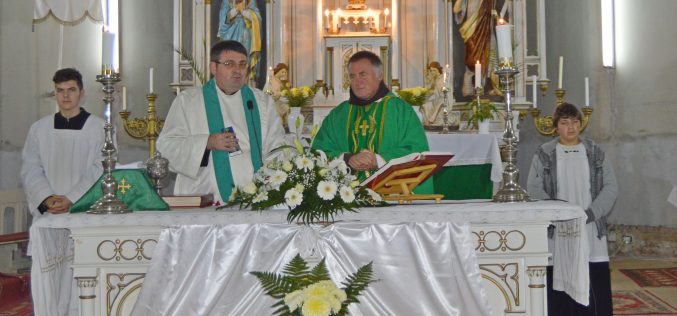 Böjte Csaba és a Szent Ferenc Alapítvány színjátszói Pécskán