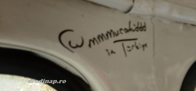 Megérkeztek: dzsihádista graffiti aradi villamoson