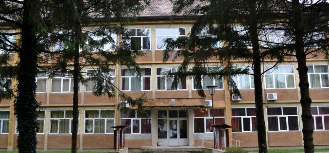 Félszáz diák hányt, panaszkodott hasfájásra Borosjenőben