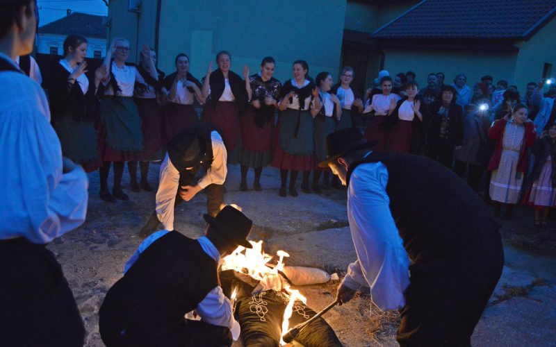 Farsangi előadás Pécskán