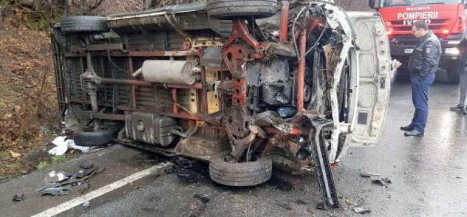 Felborult egy kisbusz a Maros-völgyében