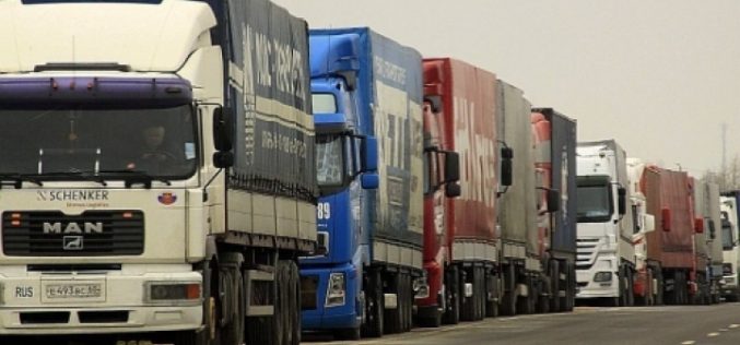 Tíz kilométeres kamionsor Nagylak II-nél: vita négyről és nyolcról