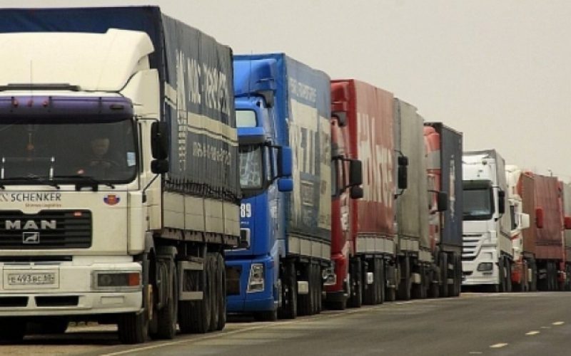 Tíz kilométeres kamionsor Nagylak II-nél: vita négyről és nyolcról