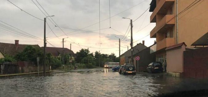 Menetrend szerint: eső, dugulás, káosz