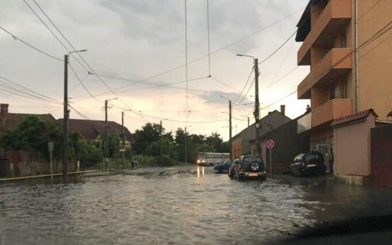 Menetrend szerint: eső, dugulás, káosz