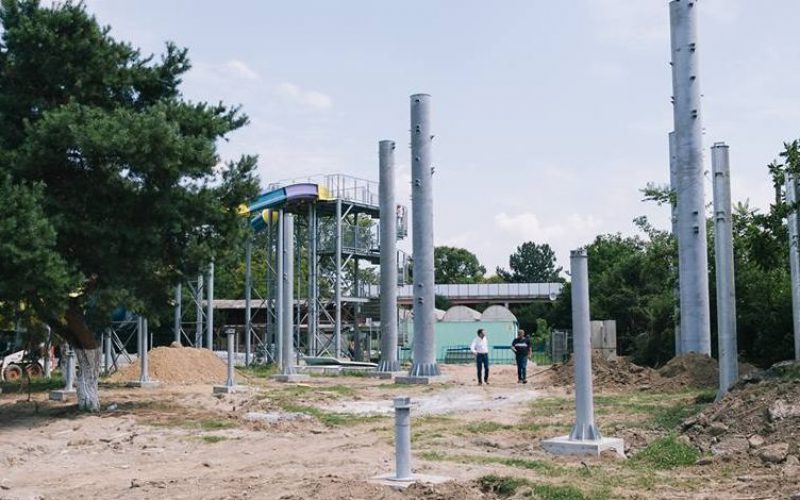 Három új csúszda épül a strandon