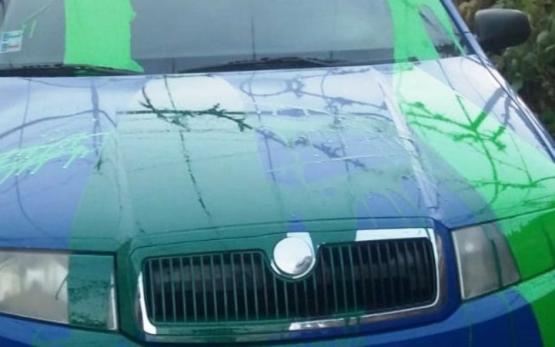 Bosszú: zöld festékkel öntötték le a rendőr gépkocsiját