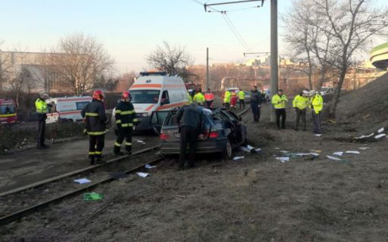 A felüljáróról a villamos vágányra zuhant