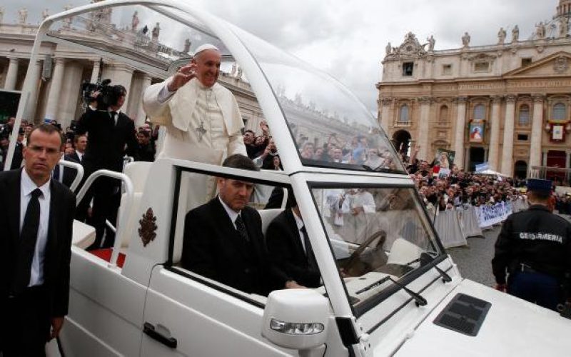 Ilyet sem láttak a Vatikánban: Dacia Duster pápamobil
