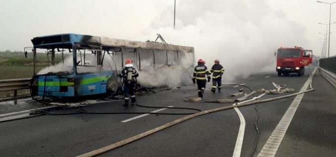 Kiégett egy busz az autópályán