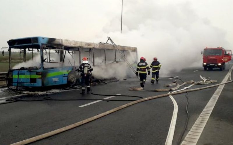 Kiégett egy busz az autópályán