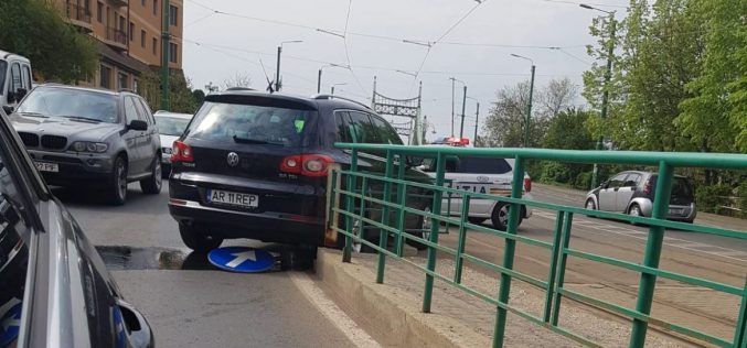 Polgi hivatali autója “átrepült” a parkolóból a megállóba