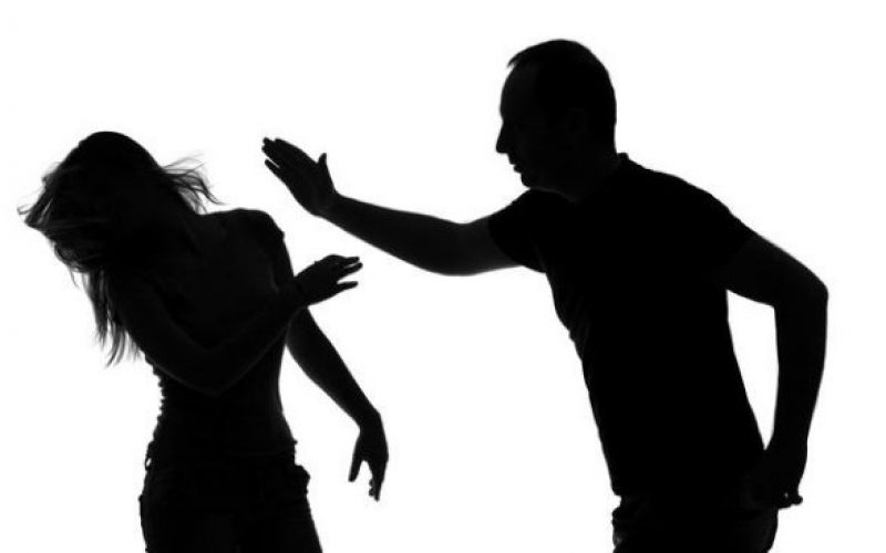 Családi csetepaték: három férfi fenyegette meg feleségét