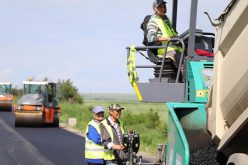 Hamarosan befejezik az Újfalu-Temes megye határa út aszfaltozását