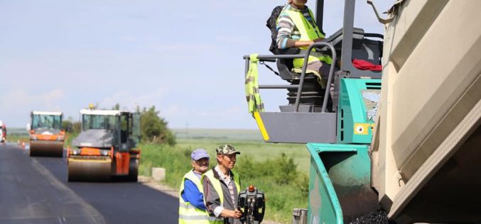 Hamarosan befejezik az Újfalu-Temes megye határa út aszfaltozását