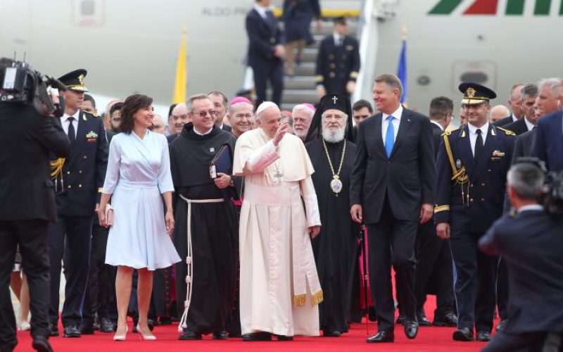 Megérkezett Ferenc pápa