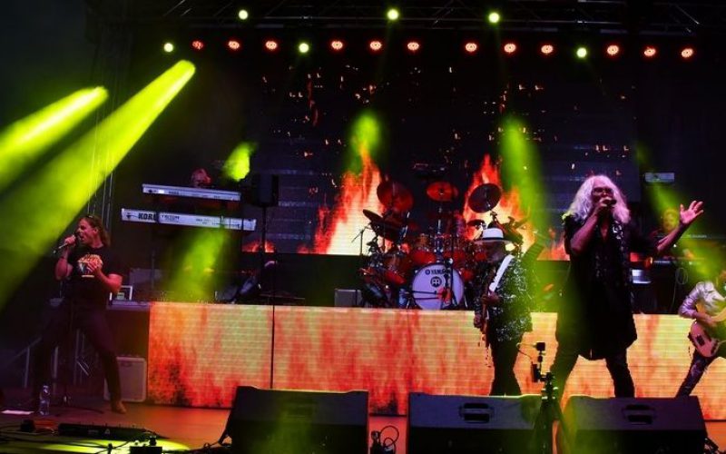 Ingyenes Omega-koncert Aradon?