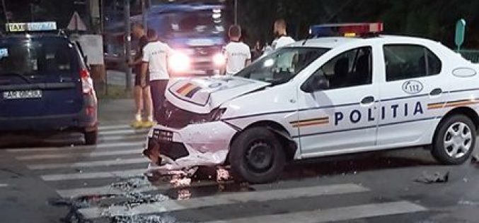 Kihallgatás helyett kórházba: taxival ütközött egy rendőrautó