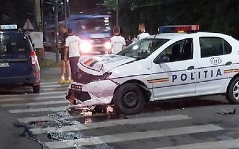 Kihallgatás helyett kórházba: taxival ütközött egy rendőrautó