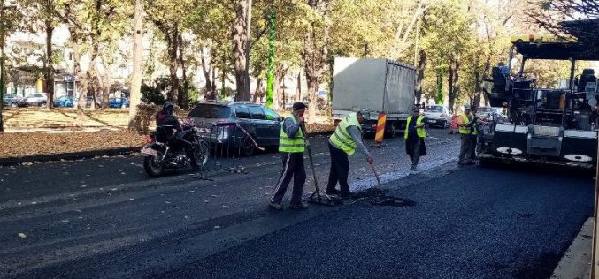 Szombat-vasárnap helyett csúcsforgalomban aszfaltoztak