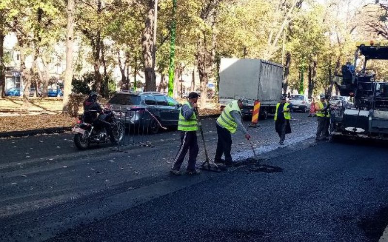 Szombat-vasárnap helyett csúcsforgalomban aszfaltoztak