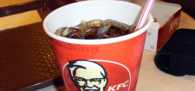 Baktérium a jeges üdítőkben: a KFC leállította Romániában az összes gépet