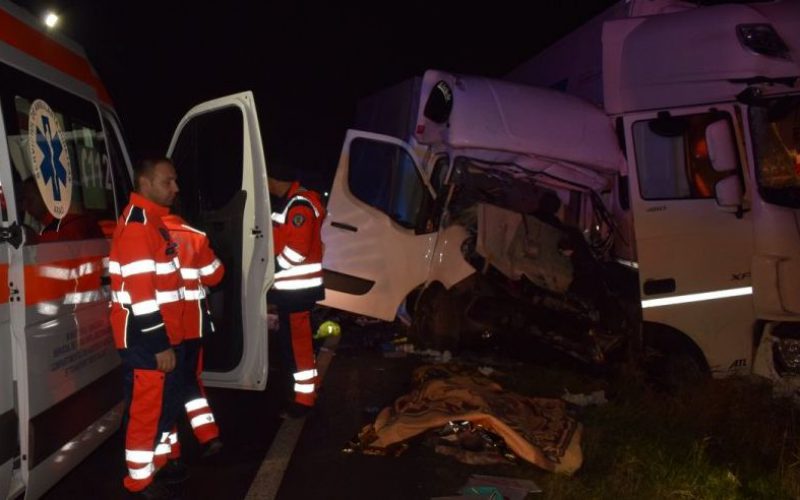 Frontálisan ütközött két teherautó: egy halott