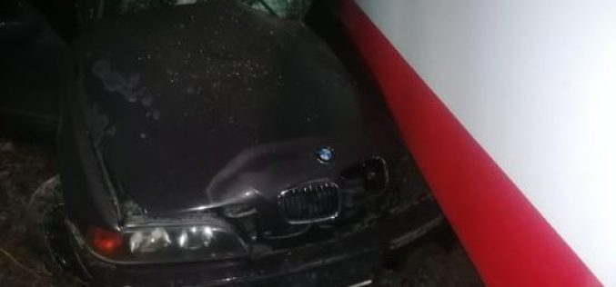 BMW-vel bele a villamosba