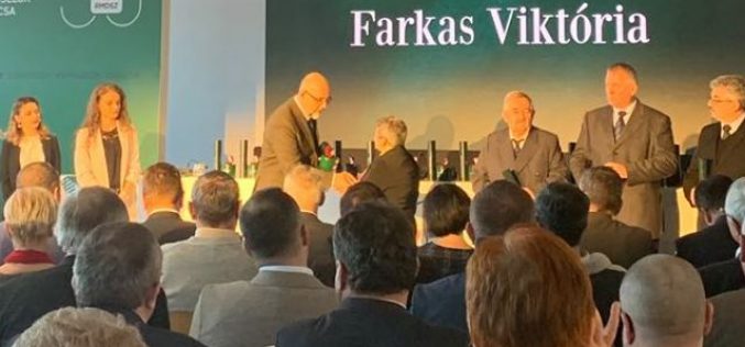 Farkas Viktória átvette az Ezüstfenyő-díjat
