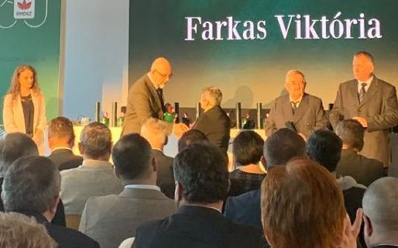 Farkas Viktória átvette az Ezüstfenyő-díjat