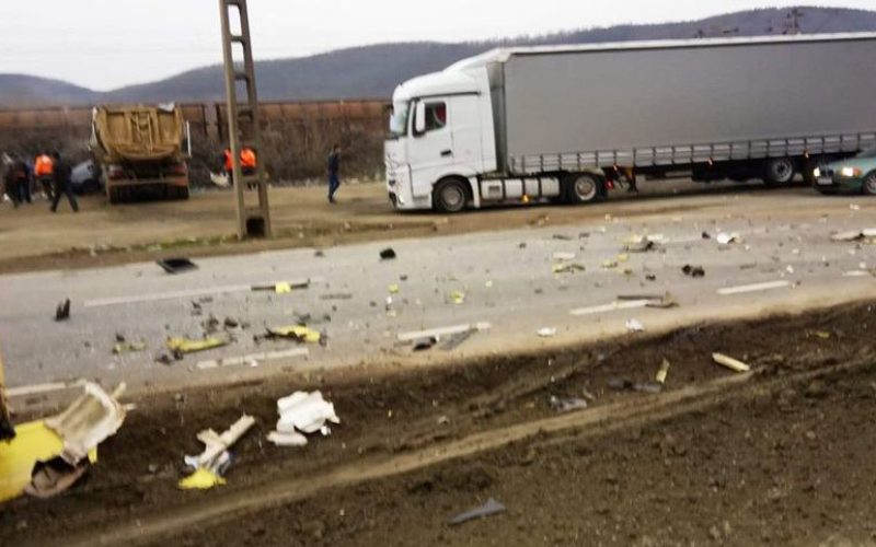 Két kamion ütközött Bátyafalván: az utat takarító férfit halálra gázolták