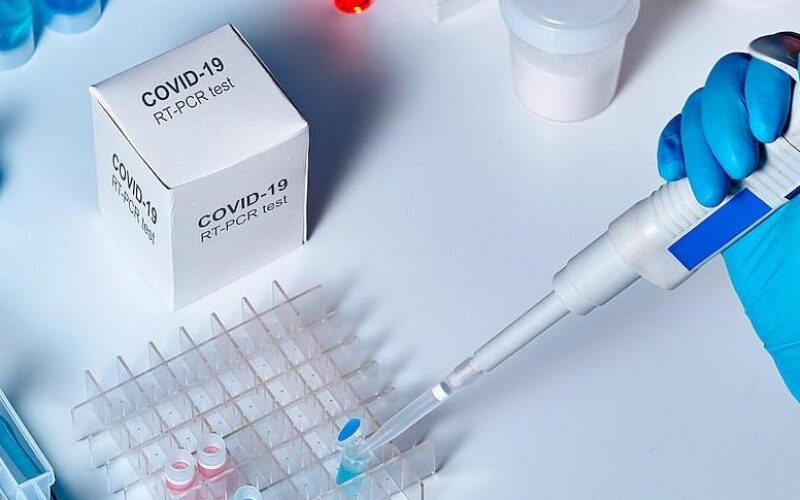 Hétezer koronavírus-tesztet “gugliznak meg” Aradon