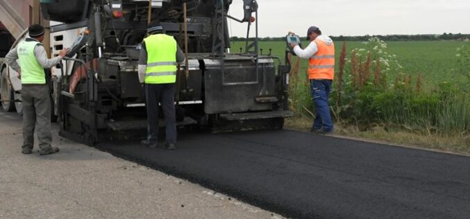 Aláírták a kivitelezési szerződést az Arad-Világos-Pankota út felújítására