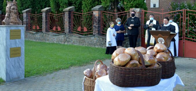 Augusztus 20. Pécskán: szentmise, kenyérszentelés és névtábla avatás