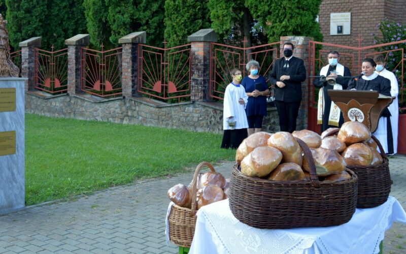 Augusztus 20. Pécskán: szentmise, kenyérszentelés és névtábla avatás