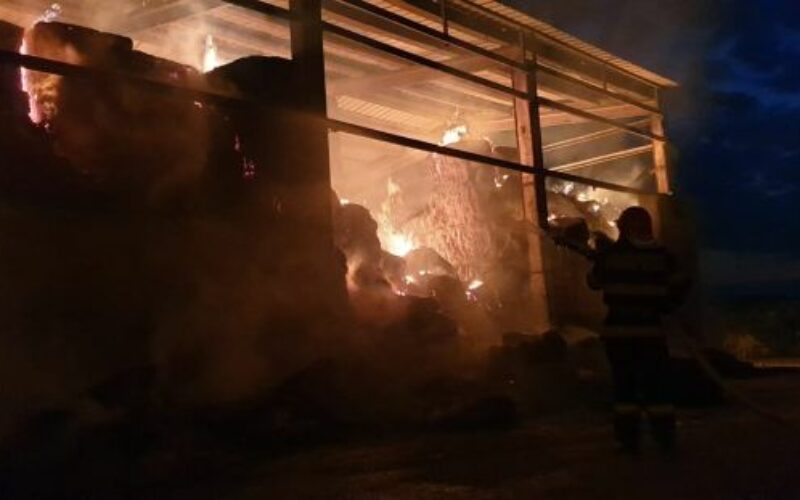 Tűz Nagyiratoson, Zimándújfalun: szénabálák égtek