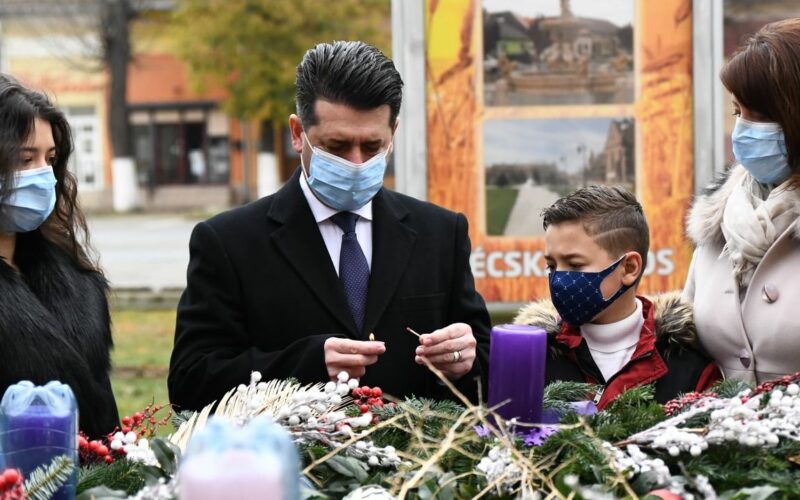 Pécskán meggyújtották a város első adventi gyertyáját