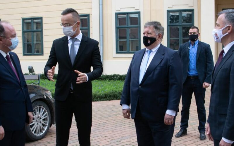 Szijjártó és Aurescu a két Arad megyei új határátkelőről is aláírt