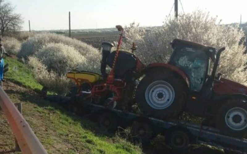 Nagyzerindnél árokba hajtott egy mezőgazdasági géppel