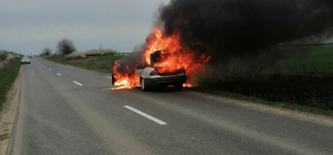 Kigyulladt egy BMW az országúton