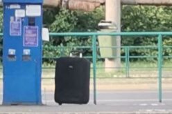 Bőröndriadó egy villamosmegállóban
