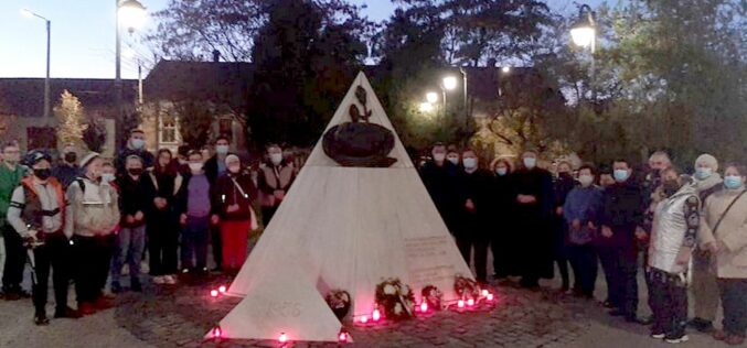 Gyertyagyújtás a kommunista megtorlás áldozataiank emlékművénél