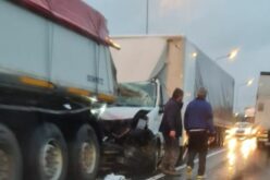 Három teherautó ütközött a felüljárón