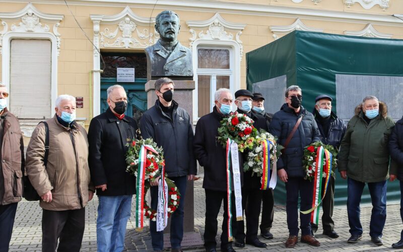 Megkoszorúzták Salacz Gyula mellszobrát