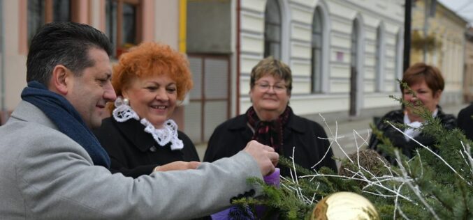 Antal Péter gyújtotta meg a gyertyát