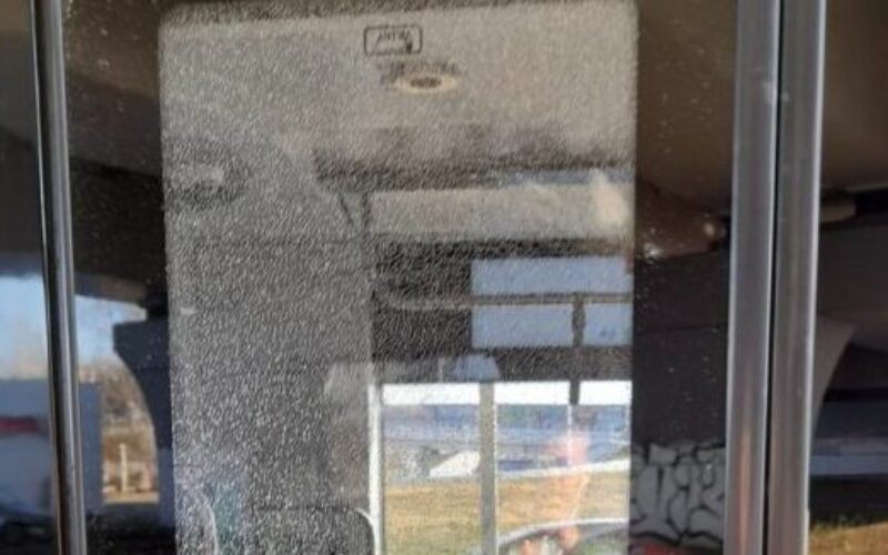 Csak két nap kellett, hogy Bukarestben betörjék egy új aradi villamos ablakát